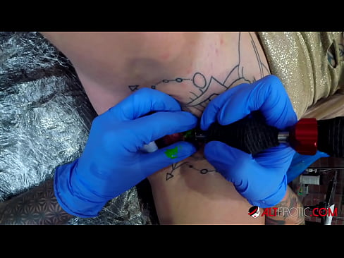 ❤️ Äärimmäisen tatuoitu hottie Sully Savage sai tatuoinnin klitorikseen ❌ Seksi at fi.dewporn.ru ❤